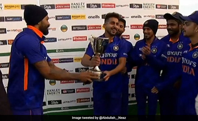 कप्तान हार्दिक भी 'धोनी' की राह पर, ट्रॉफी तुरंत ही उमरान मलिक को सौंप दी, देखकर फैन्स हुए गदगद