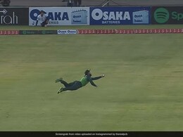 <i>"Aap Keh Rahe Thay Budha Ho Gaya Hun"</i>: Pakistan's Shadab Khan Trolls Babar Azam After Taking Acrobatic Catch