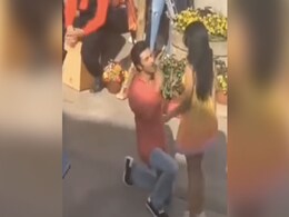 श्रद्धा कपूर के लिए घुटनों पर बैठे दिखे रणबीर कपूर, फैंस ने वाइफ आलिया को टैग कर दिया वीडियो श्रद्धा कपूर के लिए घुटनों पर बैठे दिखे रणबीर कपूर, फैंस ने वाइफ आलिया को टैग कर दिया वीडियो