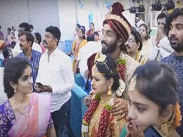 शादी में दिवंगत पिता के स्टैचू को देख रोने लगी दुल्हन, असली-नकली में लोग भी नहीं कर पाए फर्क, बोले- ये तो चमत्कार है शादी में दिवंगत पिता के स्टैचू को देख रोने लगी दुल्हन, असली-नकली में लोग भी नहीं कर पाए फर्क, बोले- ये तो चमत्कार है