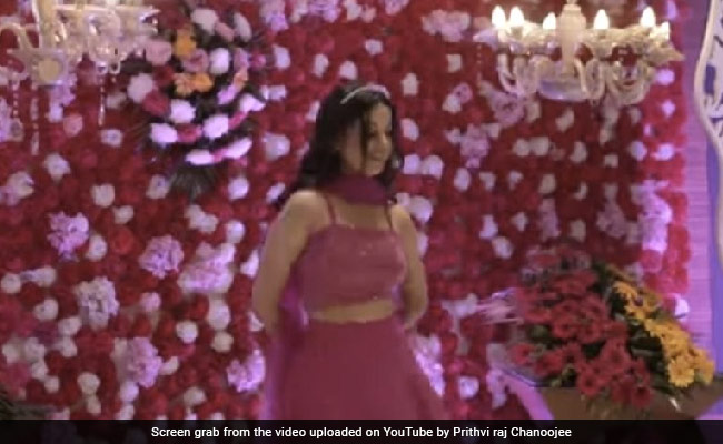 दुल्हन की बहन ने आलिया भट्ट के 'गोपियो संग कान्हा' पर किया ऐसा डांस, लोग दुल्हन को भूले, बहन पर ही नजरें टिकी रह गईं