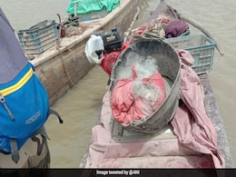 2 Pak Fishermen Caught After Chase By Border Security Force Off Gujarat Coast 2 Pak Fishermen Caught After Chase By Border Security Force Off Gujarat Coast