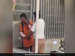 VIDEO: बीच सड़क पर ट्रैफिक कांस्टेबल ने कर दी Swiggy के डिलीवरी ब्वॉय की पिटाई, वजह जान हैरान होंगे आप VIDEO: बीच सड़क पर ट्रैफिक कांस्टेबल ने कर दी Swiggy के डिलीवरी ब्वॉय की पिटाई, वजह जान हैरान होंगे आप