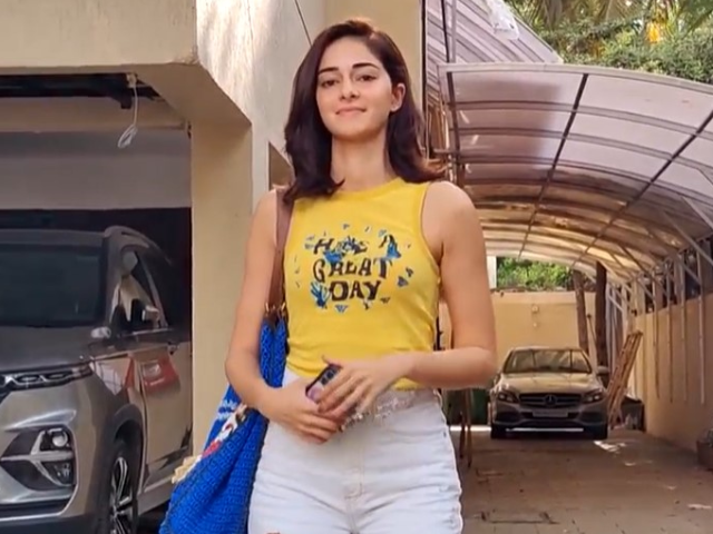 अनन्‍या पांडे ने पैपराजी को दिए खूबसूरत पोज, जानिए कहां थीं व्‍यस्‍त 