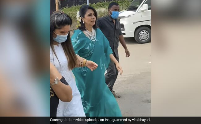 बिना मास्क लगाए नीतू कपूर ने पैपराजी को इस गर्मी में दे दी ऐसी सलाह, फैंस बोले- 'खुद तो लगाओ मैडम'