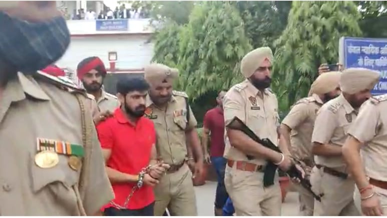 Gangster Lawrence Bishnoi News: वेब सीरीज लॉरेंस ऑफ पंजाब पर बैन से बौखलाया गैंगस्टर, पंजाब के डीजीपी समेत इन लोगों के नाम जारी की धमकी