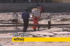 ग़ाज़ियाबाद के लोनी इलाके में बंद रेलवे फाटक से परेशान हैं लोग ग़ाज़ियाबाद के लोनी इलाके में बंद रेलवे फाटक से परेशान हैं लोग