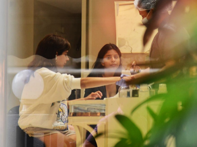 बांद्रा में सैलून के बाहर स्पॉट हुईं सुहाना खान और खुशी कपूर