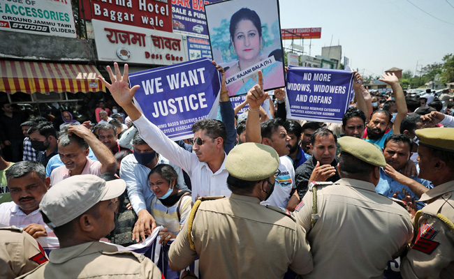 कश्मीर में टारगेट किलिंग के बाद गृह मंत्री ने LG और सेना प्रमुख समेत शीर्ष अधिकारियों से की मुलाकात