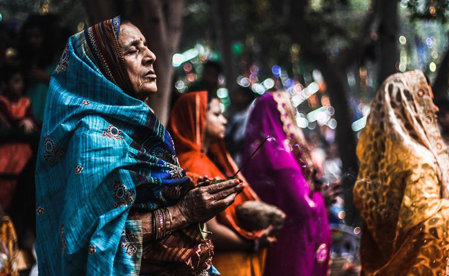 Covered Head During Worship: पूजा-पाठ के वक्त सिर क्यों ढका जाता है, जानिए इसके पीछे की धार्मिक मान्यता और वैज्ञानिक कारण