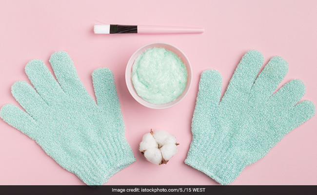 7 Best Exfoliating Gloves for Scrubbing Away Dirt From Your Body