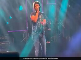 KK का आखिरी स्टेज परफॉरमेंस सोशल मीडिया पर वायरल, निधन से पहले गाया था 'हम रहे या ना रहें कल' KK का आखिरी स्टेज परफॉरमेंस सोशल मीडिया पर वायरल, निधन से पहले गाया था 'हम रहे या ना रहें कल'