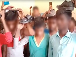बिहार : पंचायत ने पांच युवकों के सिर पर रखवाया जूता, मंगवाई माफी, जाति को अपशब्द कहे थे बिहार : पंचायत ने पांच युवकों के सिर पर रखवाया जूता, मंगवाई माफी, जाति को अपशब्द कहे थे