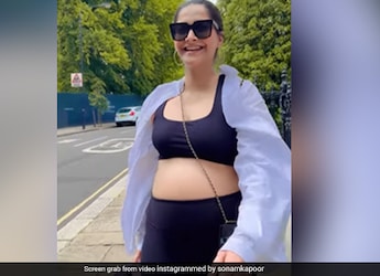 Sonam Kapoor's Lavish Birthday Spread Will Leave You Drooling; See Pics Sonam Kapoor's Lavish Birthday Spread Will Leave You Drooling; See Pics