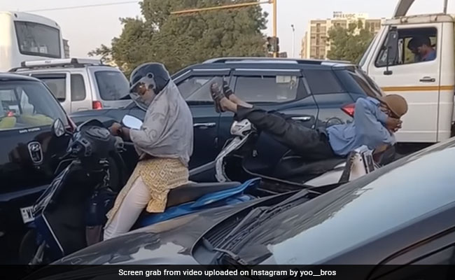 सड़क पर लगा जाम, तो ट्रैफिक के बीच स्कूटी पर लेटकर आराम करने लगा शख्स, Video देख हंस-हंसकर हो जाएंगे लोटपोट