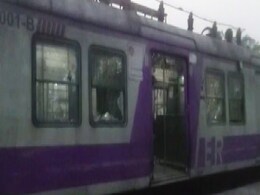 पैगंबर बयान पर विवाद : प्रदर्शनकारियों ने बंगाल के नदिया जिले में लोकल ट्रेन पर हमला बोला पैगंबर बयान पर विवाद : प्रदर्शनकारियों ने बंगाल के नदिया जिले में लोकल ट्रेन पर हमला बोला