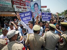 घाटी में एक दिन में दो हत्याओं के बाद आज बैठक करेगी केंद्र सरकार, कश्मीरी पंडितों की अपील के बीच दिल्ली आ रहे LG घाटी में एक दिन में दो हत्याओं के बाद आज बैठक करेगी केंद्र सरकार, कश्मीरी पंडितों की अपील के बीच दिल्ली आ रहे LG