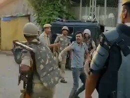 VIDEO : यूपी के प्रयागराज में पुलिस ने गिरफ्तारी के दौरान प्रदर्शनकारियों को लाठियों से पीटा VIDEO : यूपी के प्रयागराज में पुलिस ने गिरफ्तारी के दौरान प्रदर्शनकारियों को लाठियों से पीटा