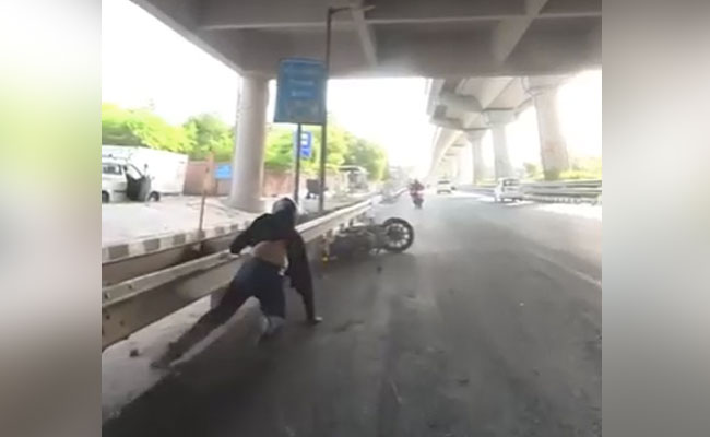 जब स्कॉर्पियो ने मारी बाइकर को टक्कर, दिल्ली में हिट एंड रन का वीडियो वायरल