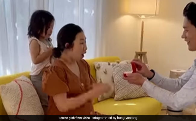 पापा ने मम्मी को गिफ्ट में दी रिंग, देखकर छोटी बच्ची को हुई जलन, फिर बेटी ने जो किया, आपको भी नहीं होगा यकीन