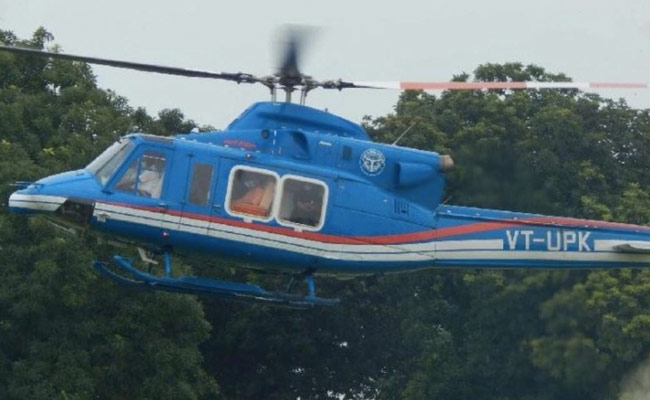 यूपी सीएम योगी आदित्यनाथ के हेलिकॉप्टर की इमरजेंसी लैंडिंग, विमान से टकराया पक्षी