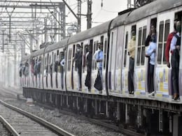 मुंबई लोकल ट्रेन से लटककर जा रहा युवक सिग्नल पोल से टकराकर गिरा, देखें दिल दहला देने वाला Video मुंबई लोकल ट्रेन से लटककर जा रहा युवक सिग्नल पोल से टकराकर गिरा, देखें दिल दहला देने वाला Video