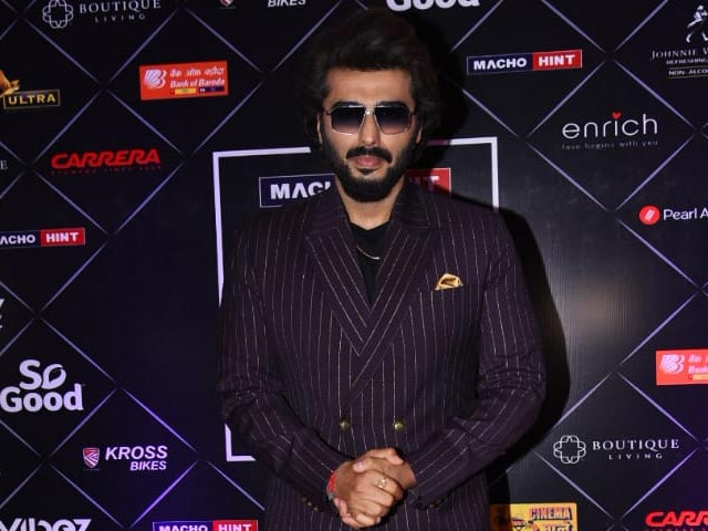 Arjun Kapoor Poses With Fans On The Red Carpet