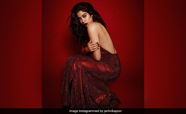 The Real "Cherry" On Janhvi Kapoor's Post Is Travel Buddy Sara Ali Khan's Comment