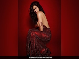 Janhvi Kapoor की शाइन करती यह ड्रेस पार्टी के लिए है एकदम बेस्ट, देखिए उनका स्टाइलिश लुक Janhvi Kapoor की शाइन करती यह ड्रेस पार्टी के लिए है एकदम बेस्ट, देखिए उनका स्टाइलिश लुक