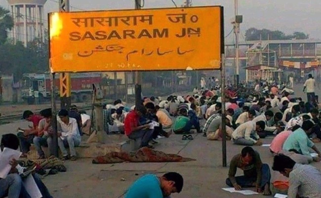 आख़िर क्यों सासाराम रेलवे स्टेशन पर रोज़ पढ़ने आते हैं IIT और IIM की तैयारी करने वाले छात्र?