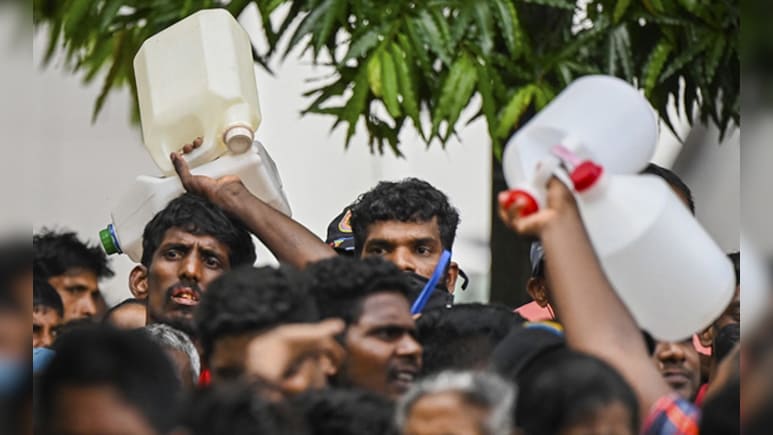 श्रीलंका में तेल कीमतें रॉकेट, चार सौ रुपये लीटर के करीब पहुंचा पेट्रोल-डीजल