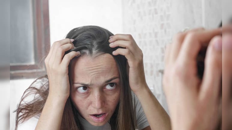 सुबह उठते ही बाल हो जाते हैं सफेद, जानें किस वजह से होता है ये जादू