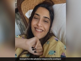 सोनम कपूर ने नो मेकअप लुक में शेयर की फोटो तो बाल देख फैंस बोले- लगता है डैन्ड्रफ हो गई है सोनम कपूर ने नो मेकअप लुक में शेयर की फोटो तो बाल देख फैंस बोले- लगता है डैन्ड्रफ हो गई है