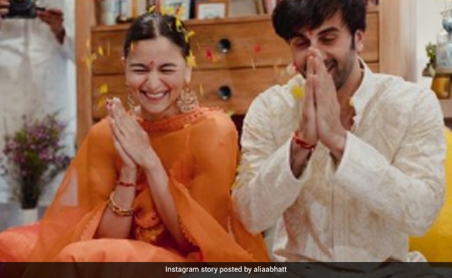 Alia Bhatt ने प्रेगनेंसी की खुशी में शेयर की ऑरेंज अनारकली सूट में फोटो, आप भी उनके लुक को कर सकती हैं ट्राई