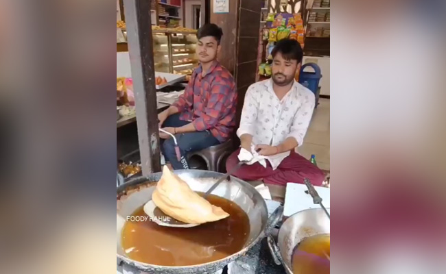 4 किलो का बाहुबली समोसा खाने वाले को मिलेगा अनोखा मौका, देखें वायरल वीडियो