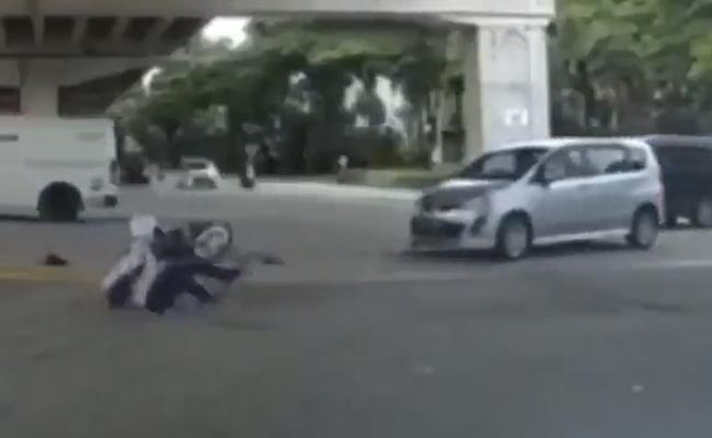 एक्सीडेंट के बाद सड़क से उठ कर ऐसी हरकतें करने लगा युवक, लोग बोले- लगता है घुस गई है कोई बुरी आत्मा