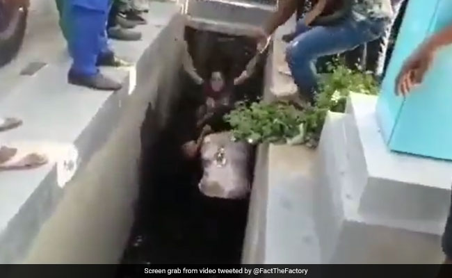 प्रॉपर्टी विवाद को लेकर महिलाओं में हुआ झगड़ा, लड़ते-लड़ते नाले में गिरीं, फिर भी नहीं रुकी मारपीट - देखें Video