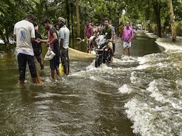असम : सिलचर भीषण बाढ़ की चपेट में , खाने और पेयजल की कमी असम : सिलचर भीषण बाढ़ की चपेट में , खाने और पेयजल की कमी