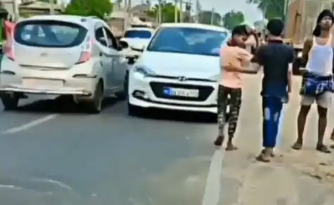 गजब की दोस्ती! इस लड़के की फुर्ती ने बचाई अपने दोस्त की जान, Video देख याद आ जाएगी 'जय-वीरू' की जोड़ी