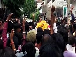 Udaipur Murder: कन्हैयालाल की शवयात्रा में उमड़ा लोगों का हुजूम, लगे नारे Udaipur Murder: कन्हैयालाल की शवयात्रा में उमड़ा लोगों का हुजूम, लगे नारे