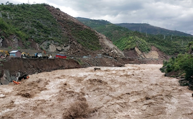 Rain, Snow Block Kashmir Highway, Thousands Of Vehicles Stuck