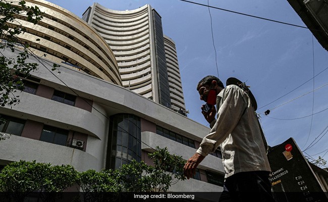 शेयर बाजार में तेजी का रुख, सेंसेक्स 300 अंक चढ़ा और निफ्टी 17,700 के पार शेयर बाजार में तेजी का रुख, सेंसेक्स 300 अंक चढ़ा और निफ्टी 17,700 के पार