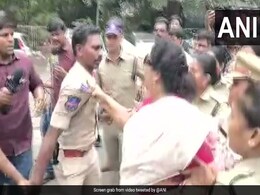 कांग्रेस नेता रेणुका चौधरी ने पुलिसकर्मी का कॉलर पकड़ने को लेकर अपने बचाव में कही यह बात.. कांग्रेस नेता रेणुका चौधरी ने पुलिसकर्मी का कॉलर पकड़ने को लेकर अपने बचाव में कही यह बात..