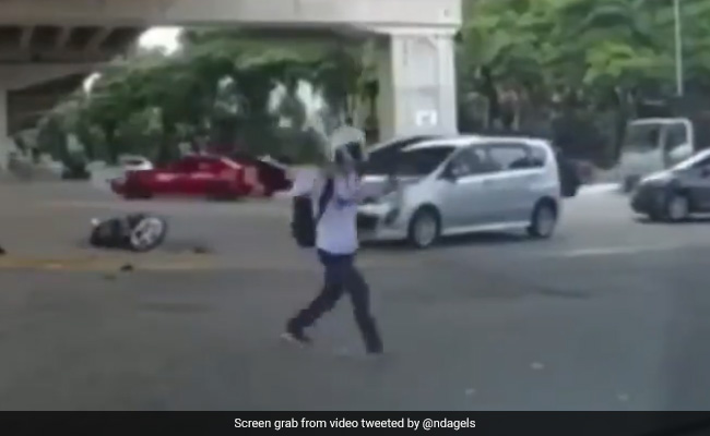 भयानक एक्सीडेंट होने के बावजूद, सड़क पर अजीबोगरीब हरकतें करने लगा बाइक सवार, देखकर लोगों के उड़े होश