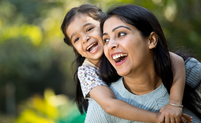 क्या आप भी बच्चे की कुछ हरकतों की वजह से हो जाती हैं शर्मिंदा, अब से सिखाएं ये 4 बेसिक एडिकेट्स