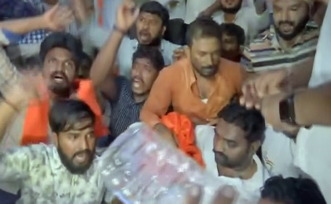 Hyderabad Gang-Rape: BJP Workers Protest At Police Station