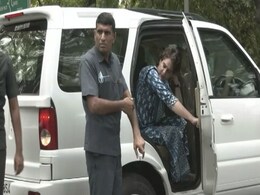 VIDEO: प्रियंका गांधी वाड्रा ने राहुल गांधी के समर्थक को 'लिफ्ट' देकर जीता दिल... VIDEO: प्रियंका गांधी वाड्रा ने राहुल गांधी के समर्थक को 'लिफ्ट' देकर जीता दिल...