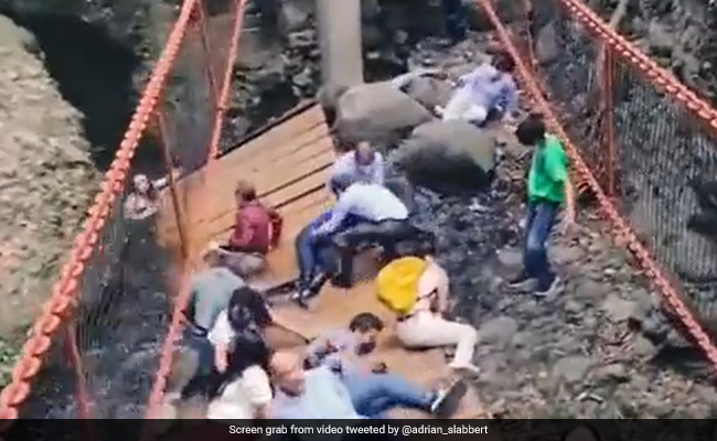 Viral Video : मेक्सिको में टूटा पुल, 10 फीट नीचे गिरी मेयर की बीवी, उद्घाटन के समय ही हुआ हादसा