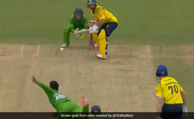 इंग्लैंड का नया 'मिस्ट्री लेग स्पिनर', 17 साल के रेहान की 'गुगली' पर खड़े-खड़े बोल्ड हो गया बल्लेबाज- Video