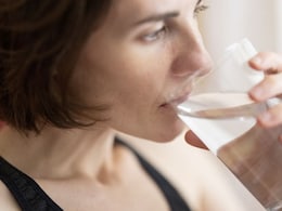 मौसम बदलने पर जल्दी डिहाइड्रेट होने लगती है बॉडी, इन आसान तरीकों को अपनाकर रखें अपने शरीर को हाइड्रेट मौसम बदलने पर जल्दी डिहाइड्रेट होने लगती है बॉडी, इन आसान तरीकों को अपनाकर रखें अपने शरीर को हाइड्रेट